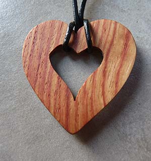 Collier en coeur en bois de rose - vue 1