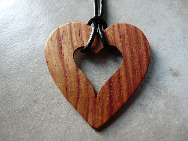 Collier en coeur en bois de rose - vue 2