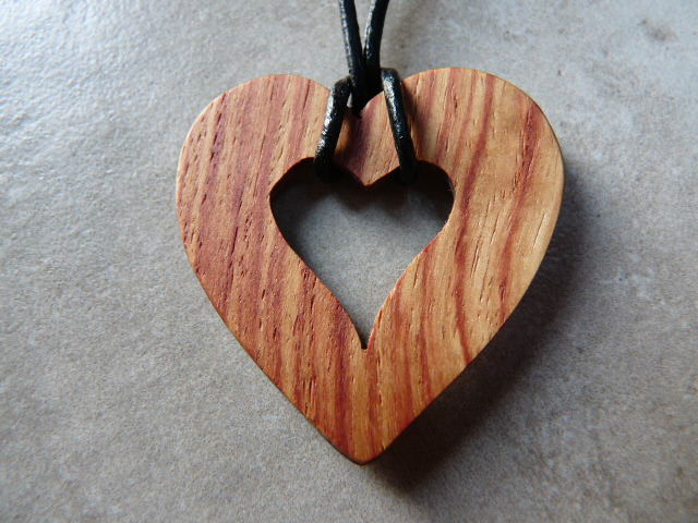 Collier en coeur en bois de rose - vue 3