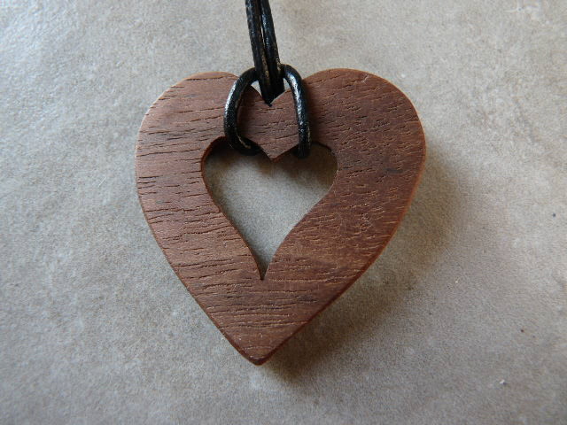 Collier en coeur en noyer - vue 1