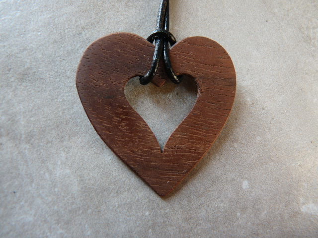 Collier en coeur en noyer - vue 2