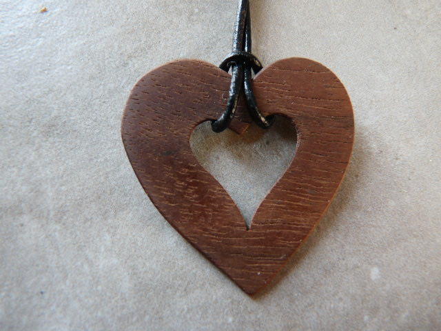 Collier en coeur en noyer - vue 3