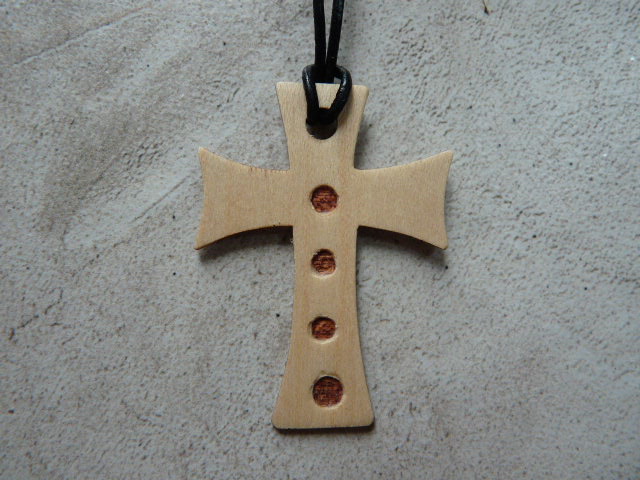 Collier Croix en érable - vue 1