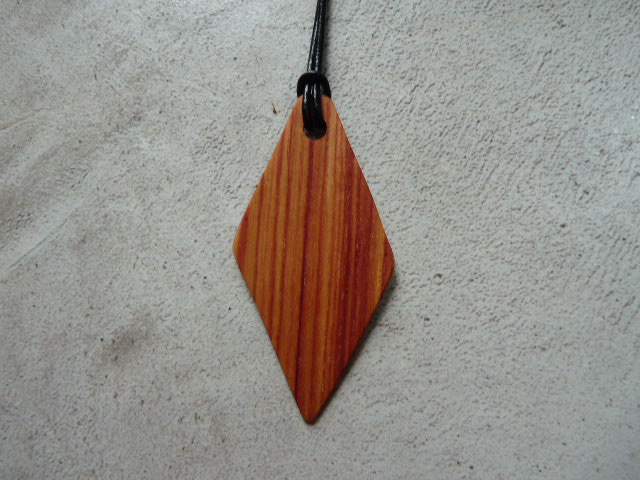 Collier losange en bois de rose - vue 2