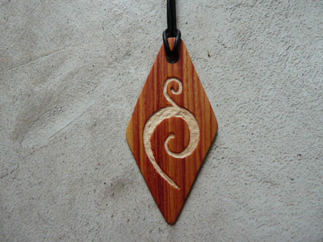 Collier losange en bois de rose