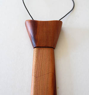 Cravate en bois de mirabellier