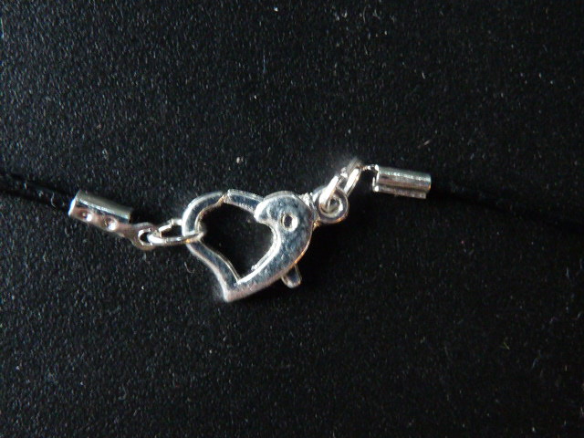 Collier en coeur en noyer - vue 4