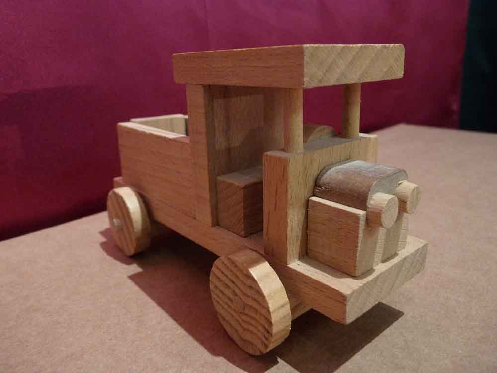 Petit camion en bois - vue 1